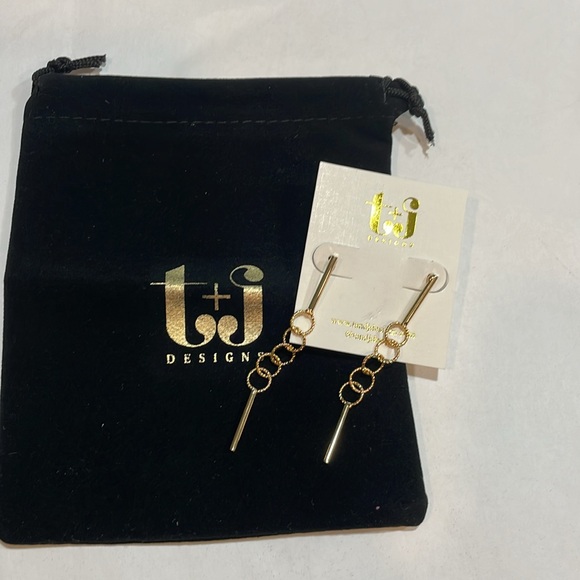 T&J Designs dangling small interlacing loops and post earrings, 18k gold plated - Picture 5 of 5